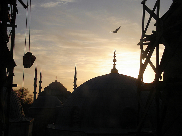 Silhouette d'engins de construction devant la mosquée Sainte Sophie, au soleil couchant