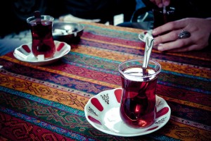 Deux verres de thé sur une nappe aux motifs colorés ; photo prise à Istanbul.