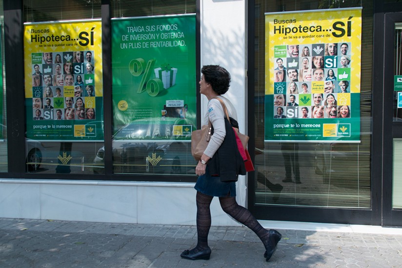 A Séville, les publicités d'une banque pour ses produits hypothécaires. Photo : Antony Drugeon