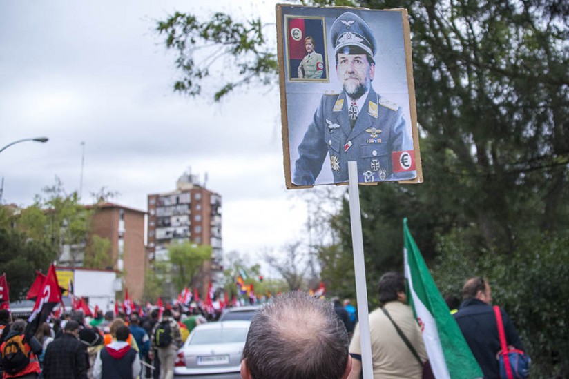Mariano Rajoy pastiché en officier SS aux ordres d'un régime néo-nazi défendant l'euro.