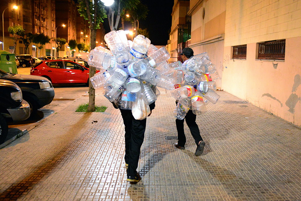Le soir, à Melilla, impossible de rater les ramasseurs de bouteille en plastique. Crédit : AD
