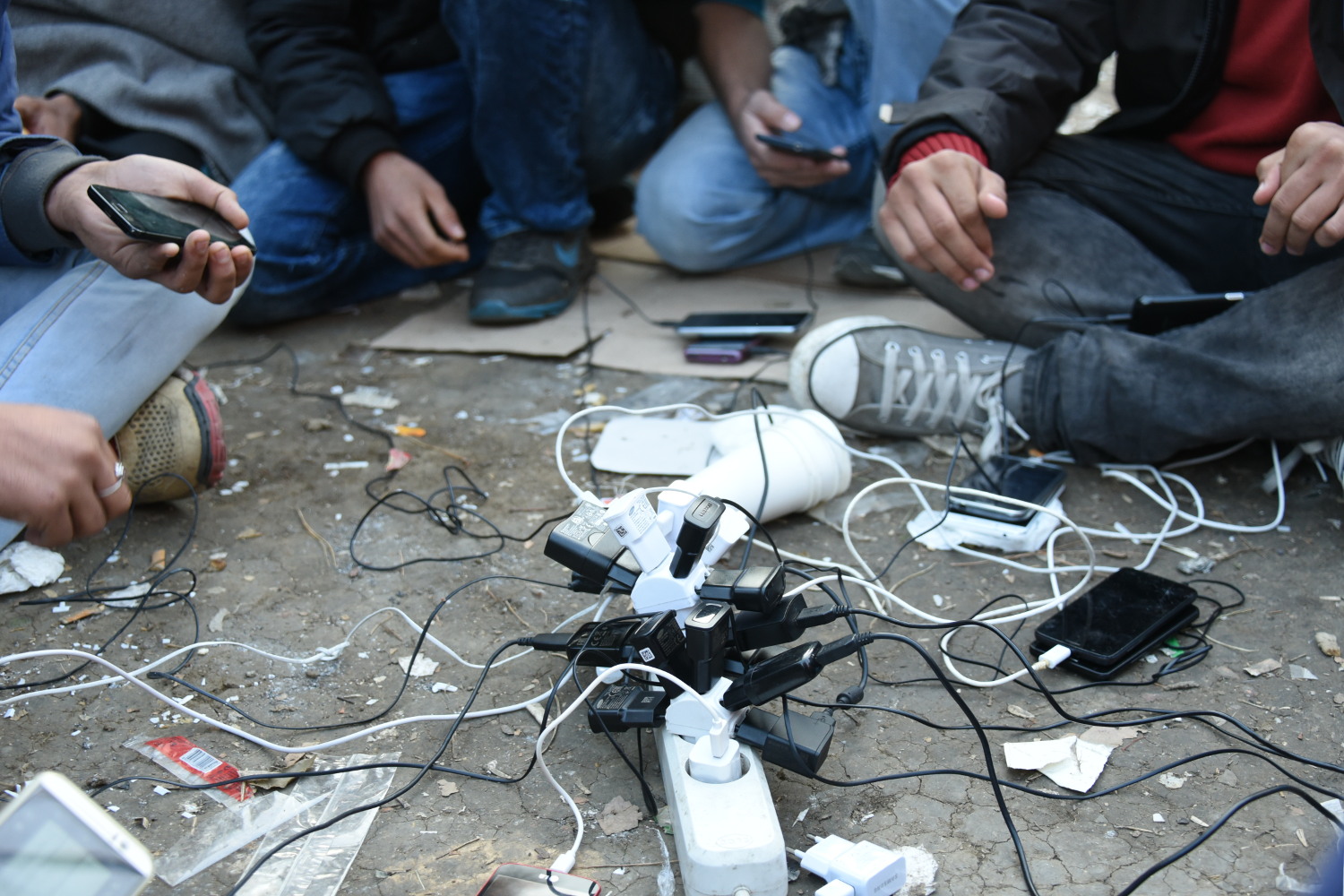 Téléphones et smartphones de migrants rechargeant.