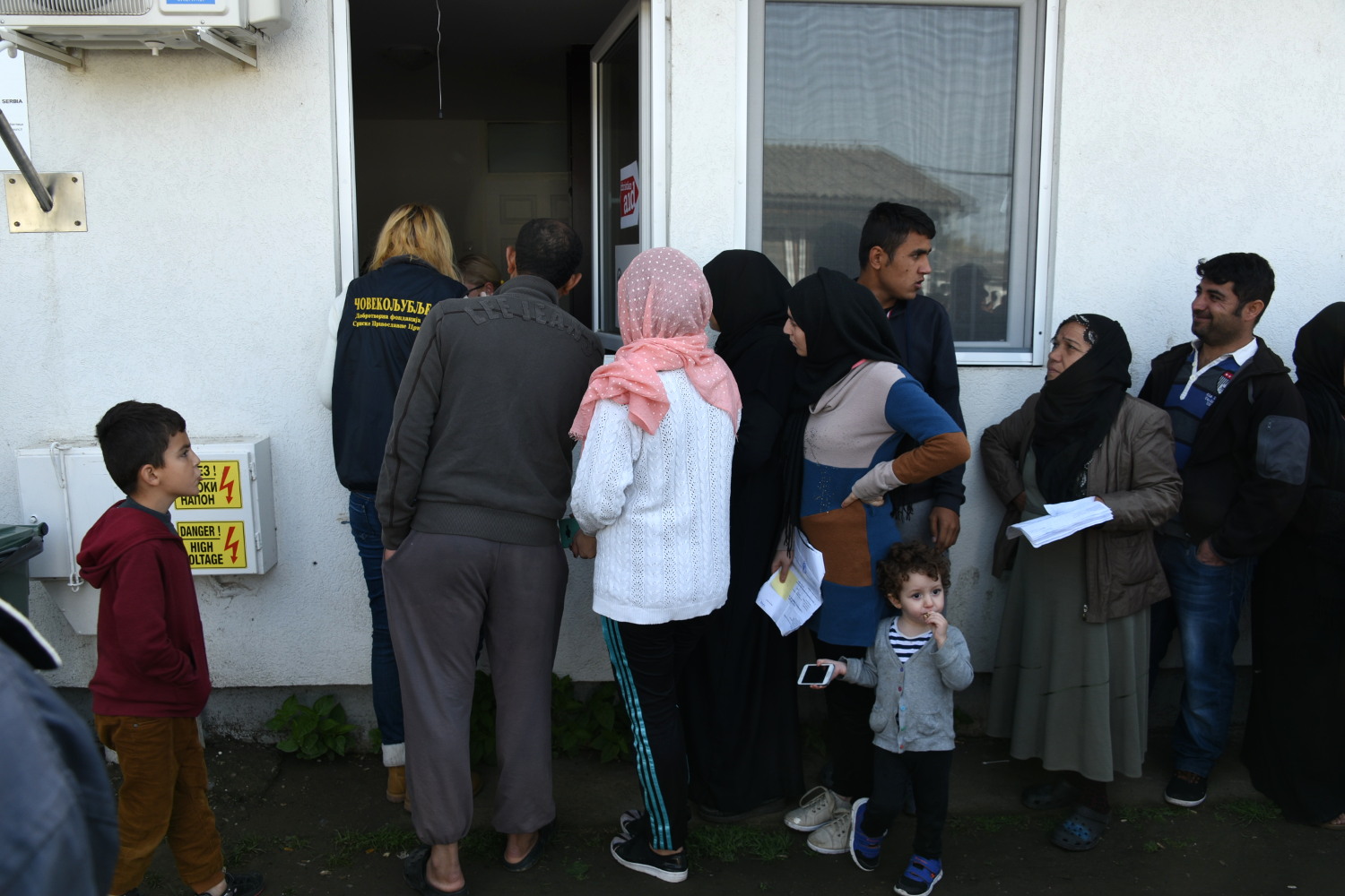 File d'attente de demandeurs d'asile lors d'une distribution de bons d'achat