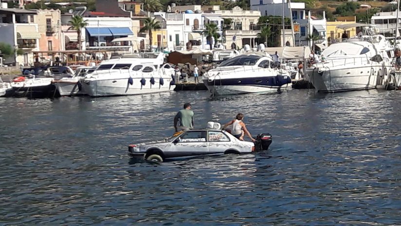 Voiture amphibie dans le port de Lipari