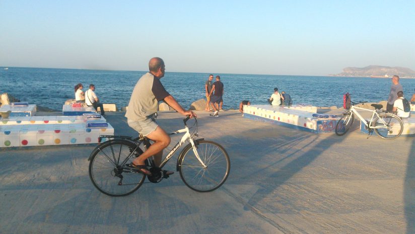 Un cycliste sur le front de mer de Palerme