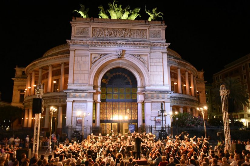 Orchestre devant le théâtre Massimo