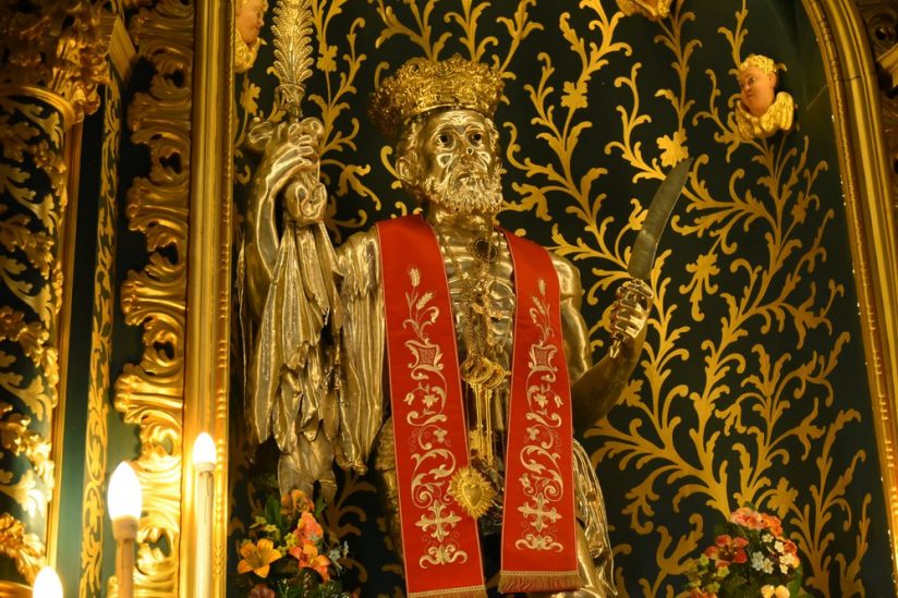 Saint Bartolomé avec son attribut, la couteau