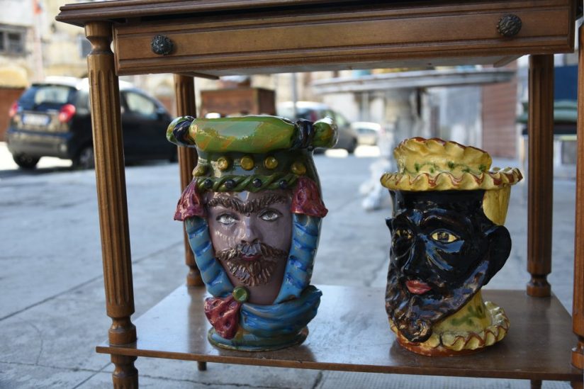 Deux "têtes de Maures" en vente devant un atelier de céramiques