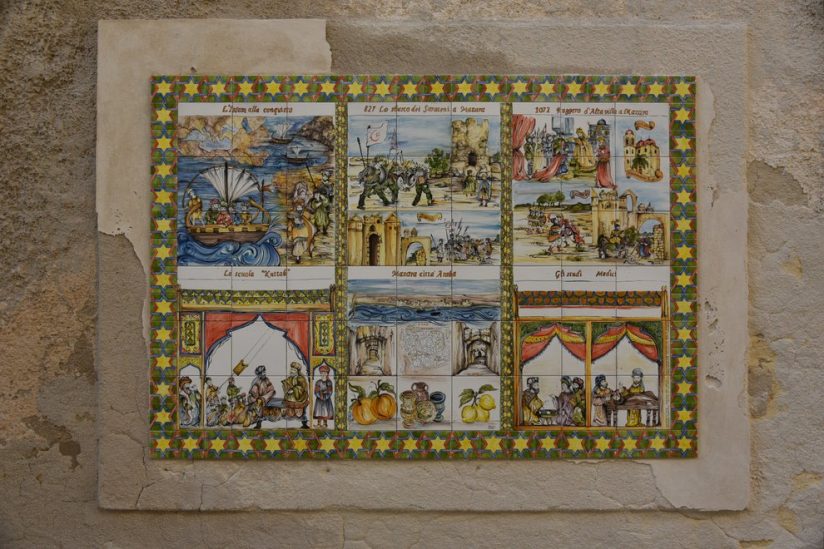 Vignettes céramiques sur les murs de la kasba de Mazara del Vallo