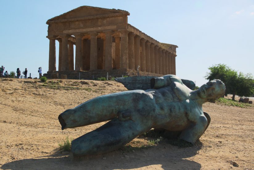 Temple grec à l'arrière plan, statue en bronze de type grec au premier
