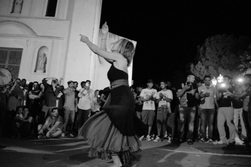 Danseuse de taranta, sur la place du village à Montedoro, pour la célébration de la fin du ramadan