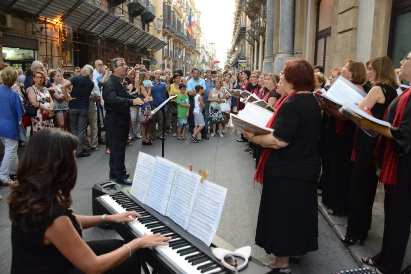 Une pianiste et son clavier, un choeur de femmes et un chef d'orchestre dans la rue